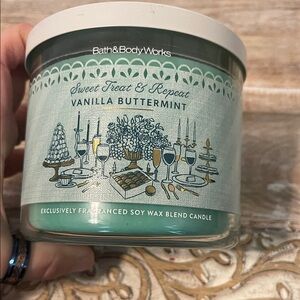 Bath & Body Works Vanilla Buttermint Candle - Mint and White